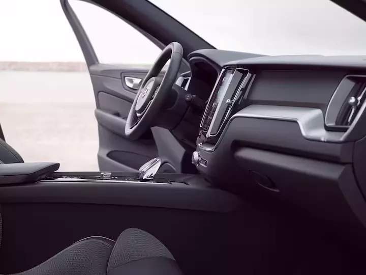 VOLVO XC60 2.0 T8 TE XCENTRIC Black 246H7TE0D1 - Image 2